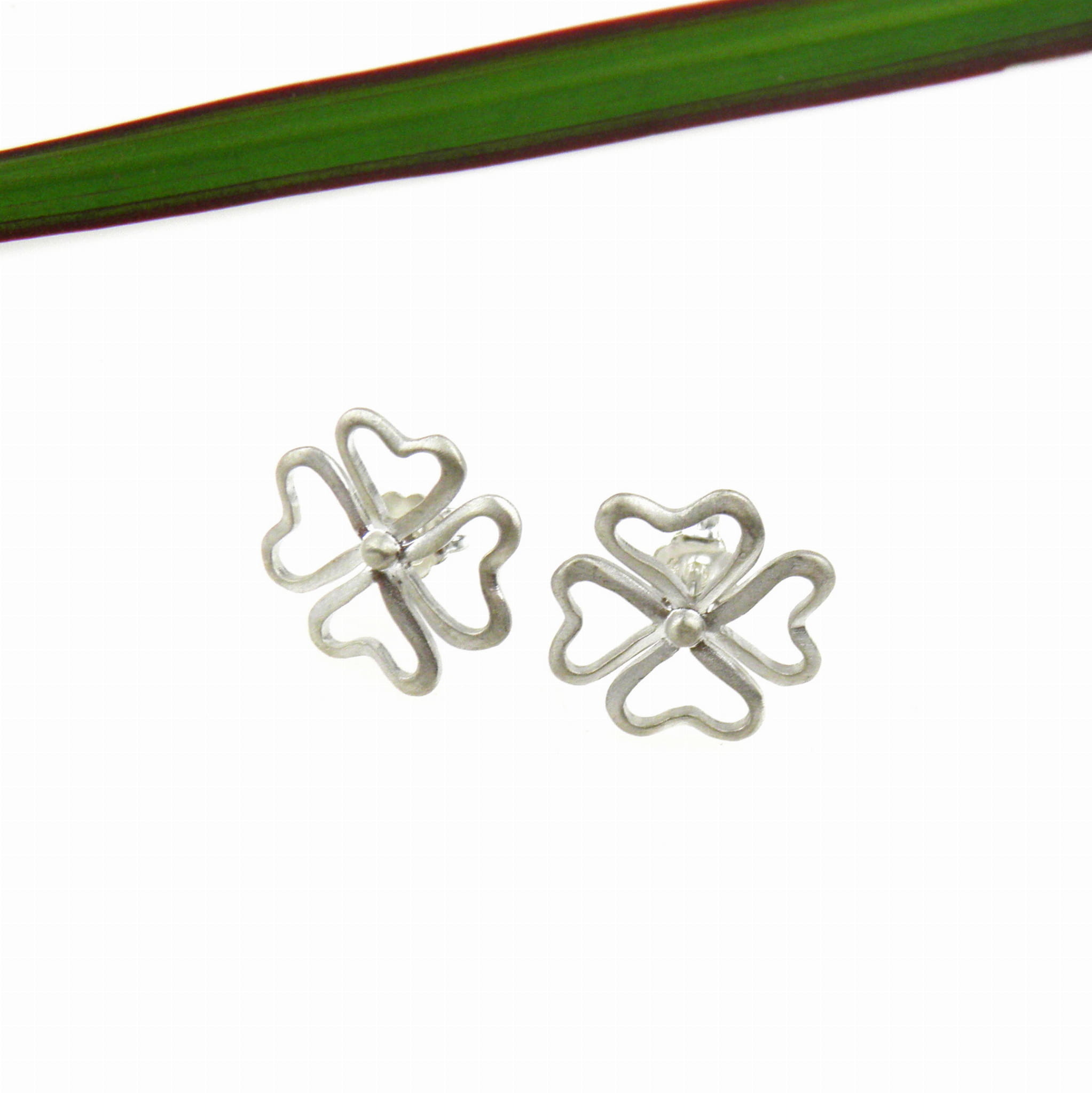 Venus Galeria Koniczynka III biała - kolczyki  na sztyftach