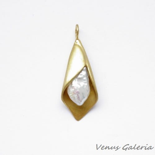 Wisiorek - Lilia złota mała z perłą 2137