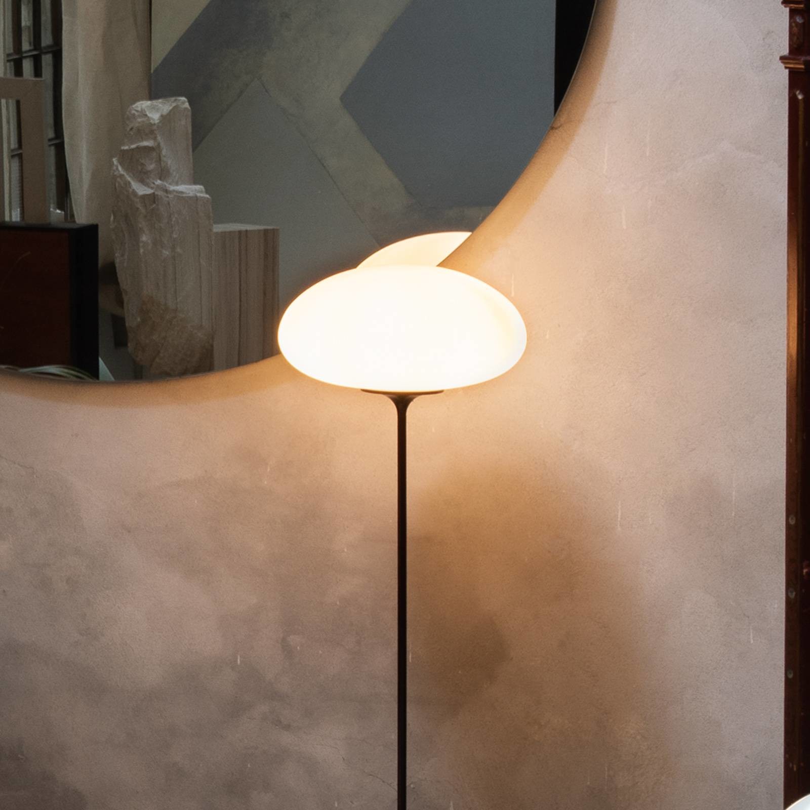 GUBI GUBI Stemlite lampa stojąca, czarna-chrom, 150 cm