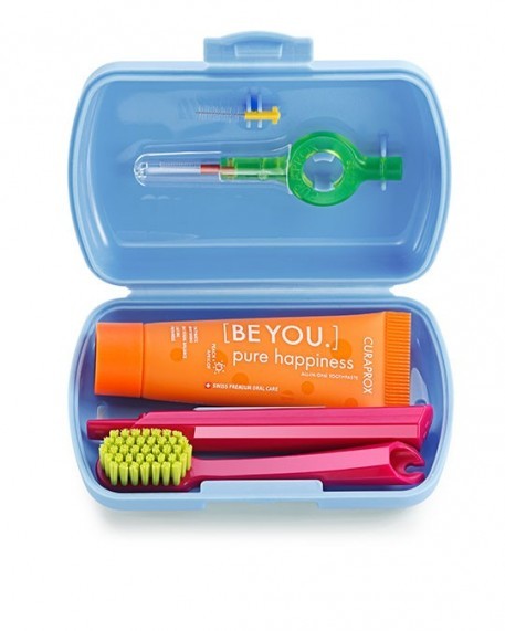 Curaprox zestaw turystyczny TRAVEL SET NEW z pastą Be You o smaku jeżyny i lukrecji (kolor niebieski)