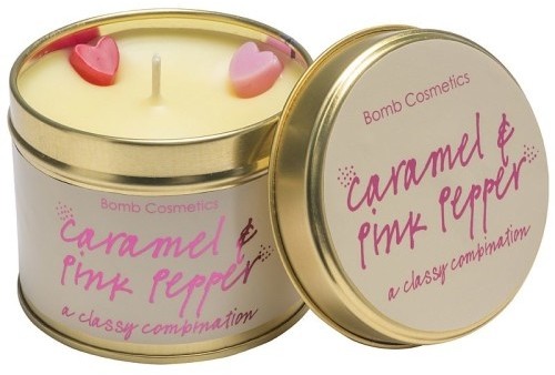 Bomb Cosmetics Ręcznie Wytwarzana Świeca Zapachowa W Puszce Karmel Z Różowym Pieprzem