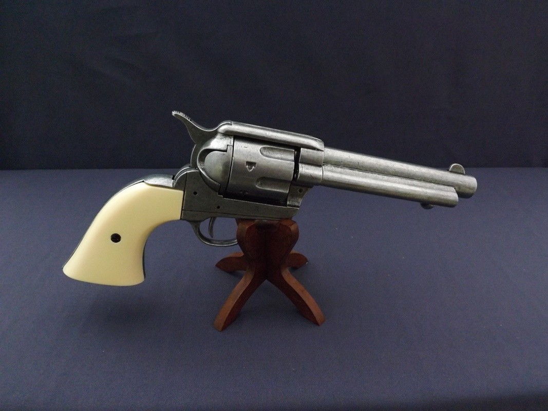 Denix SA REPLIKA REWOLWER PEACEMAKER S.COLT NA STOJAKU MODEL 1150G+800 1150G+800