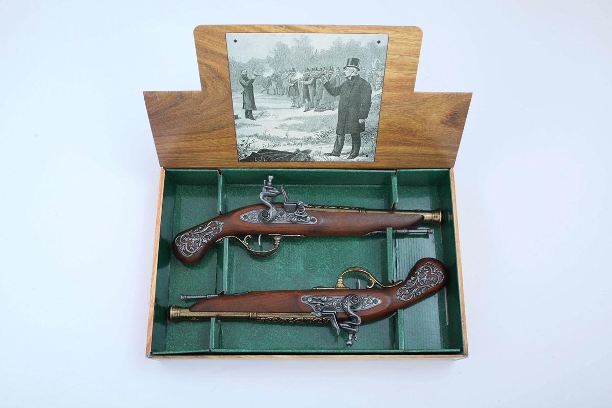 Denix SA REPLIKI DWA BRYTYJSKIE PISTOLETY w lakierowanym pudełku MODEL 2-1196 L 2-1196 L