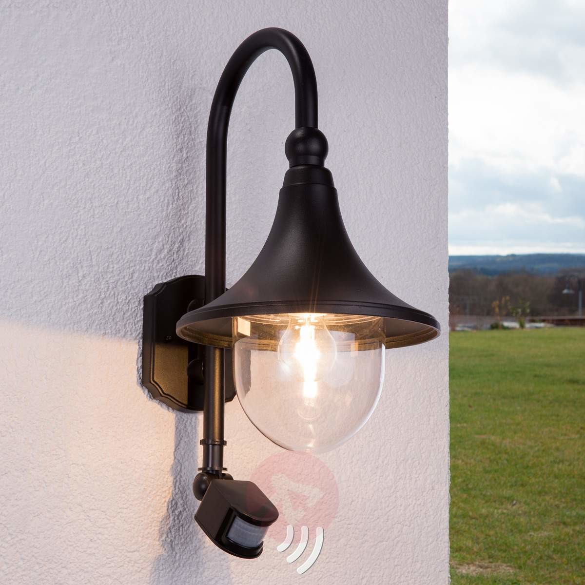 Lindby Wiejska lampa zewnętrzna czarna z czujnikiem ruchu IP44 - Daphne