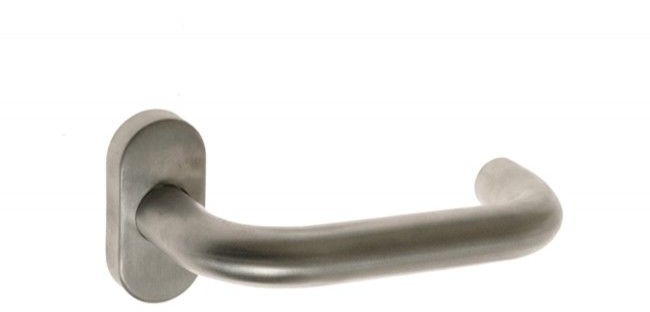 B-harko Klamka INOX z/t owalną B-Harko KI 02 z podstawą stal nierdzewna trzpień 8, rozstaw śrub 50 mm.