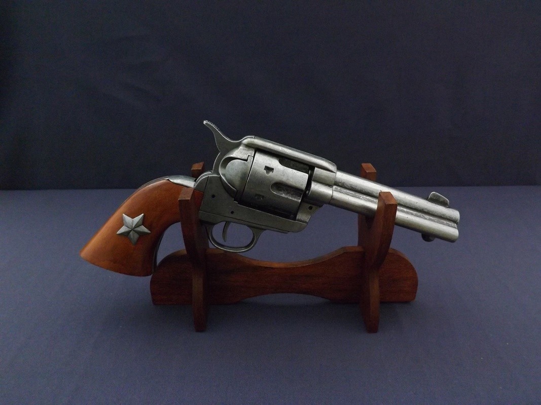 Denix SA REPLIKA REWOLWER 45 PEACEMAKER NA STOJAKU MODEL 1038+801 1038+801