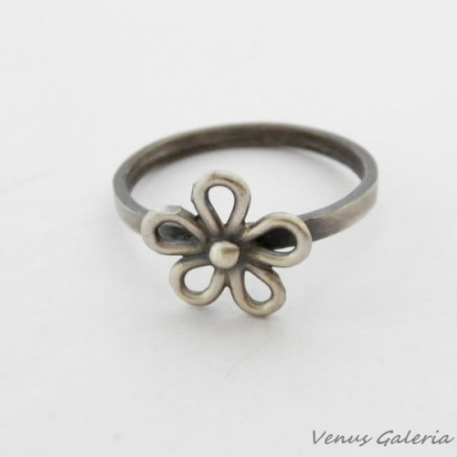 Skagen Pierścionek srebrny oksydowany- Ażurowy kwiatuszek 1836