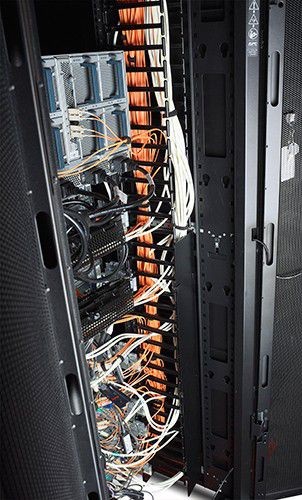 APC AR7580A Pionowy Organizer kabli dla szafy NetShelter SX 42U 2szt