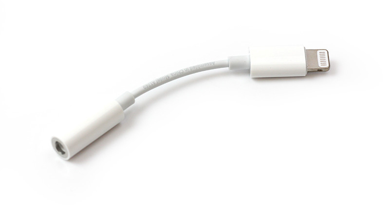 Apple lightning jack 3.5. Переходник Apple Lightning - Mini Jack 3.5 (mmx62zm/a). Переходник Lightning 3.5 Jack Apple. Переходник Apple на 3.5mm Jack. Кабель Apple Lightning to 3.5mm Audio Cable (mr2c2zm/a).