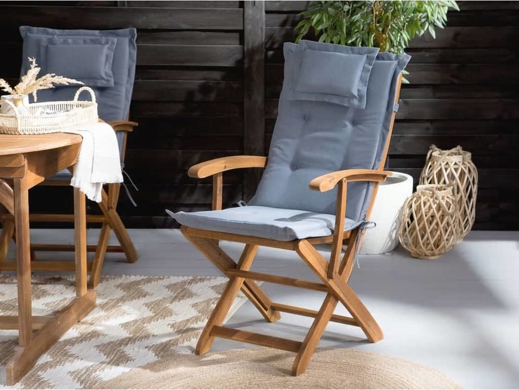 Beliani Zestaw 2 krzeseł ogrodowych drewnianych z niebieskimi poduszkami MAUI