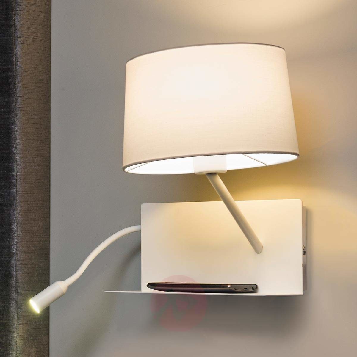 Praktyczna lampa ścienna Handy z lampką do czyt.