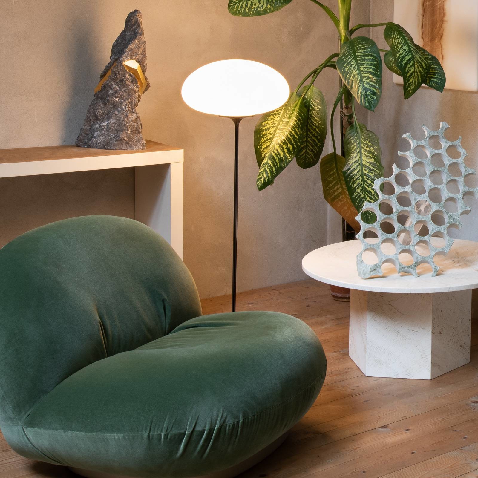 GUBI GUBI Stemlite lampa stojąca czarno-czerwona 110 cm