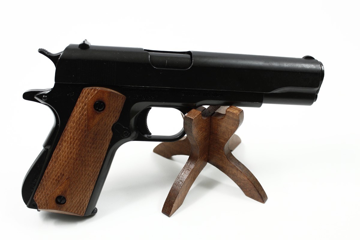Denix SA Replika pistolet automatyczny .45 M1911A1 na stojaku MODEL 8316+800 8316+800