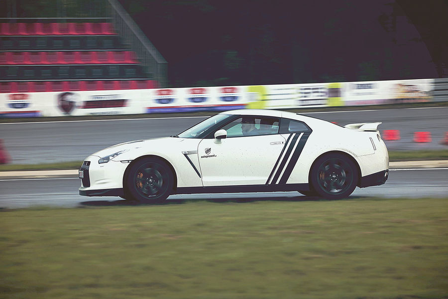 Jazda Ferrari i Nissan GTR - kierowca - Cała Polska - 6 okrążeń JF430NGTR6