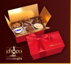 Chocobox Czekoladki-w-małym-czerwonym-kuferku-/12-pralin/