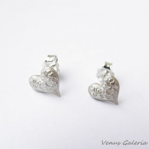 Kolczyki srebrne na sztyftach- Mini serduszka białe 930