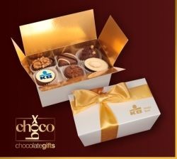 Chocobox Czekoladki-w-małym-białym-kuferku-/12-pralin/