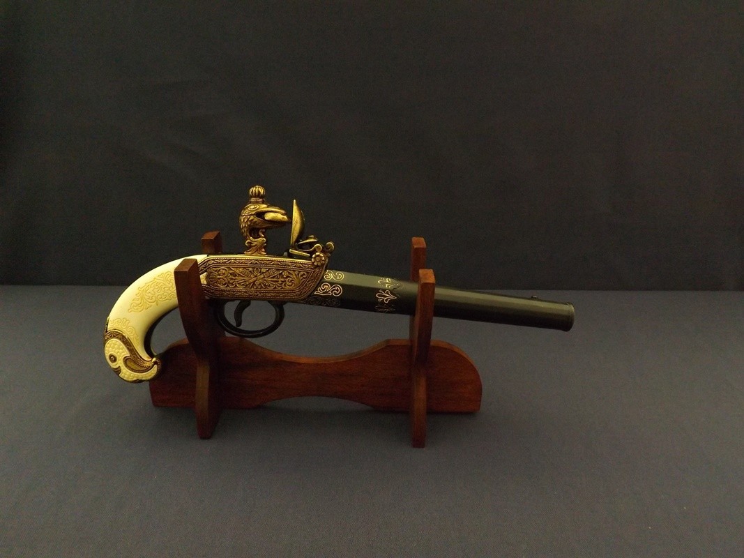 Denix SA REPLIKA ROSYJSKI PISTOLET CZARNOPROCHOWY NA STOJAKU MODEL 1238+801 1238+801