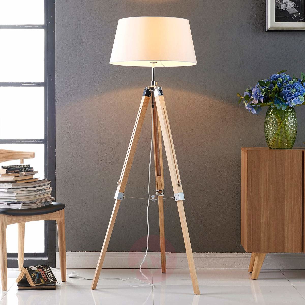 LAMPENWELT.COM Lampa stoj. Katie na trójnożnej, drewn. podstawie
