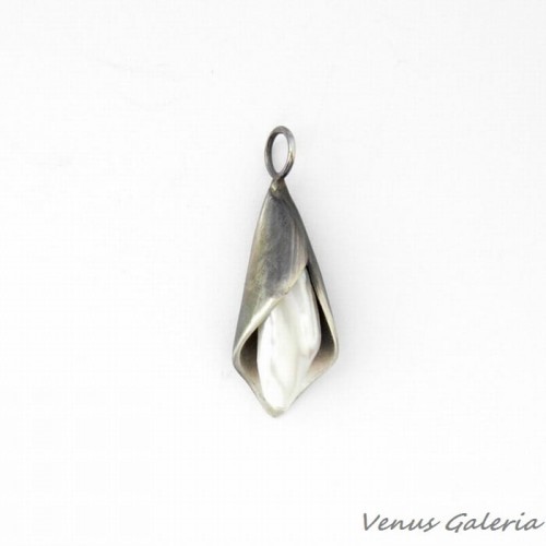 Wisiorek srebrny - Lilia z białą perłą mała 354