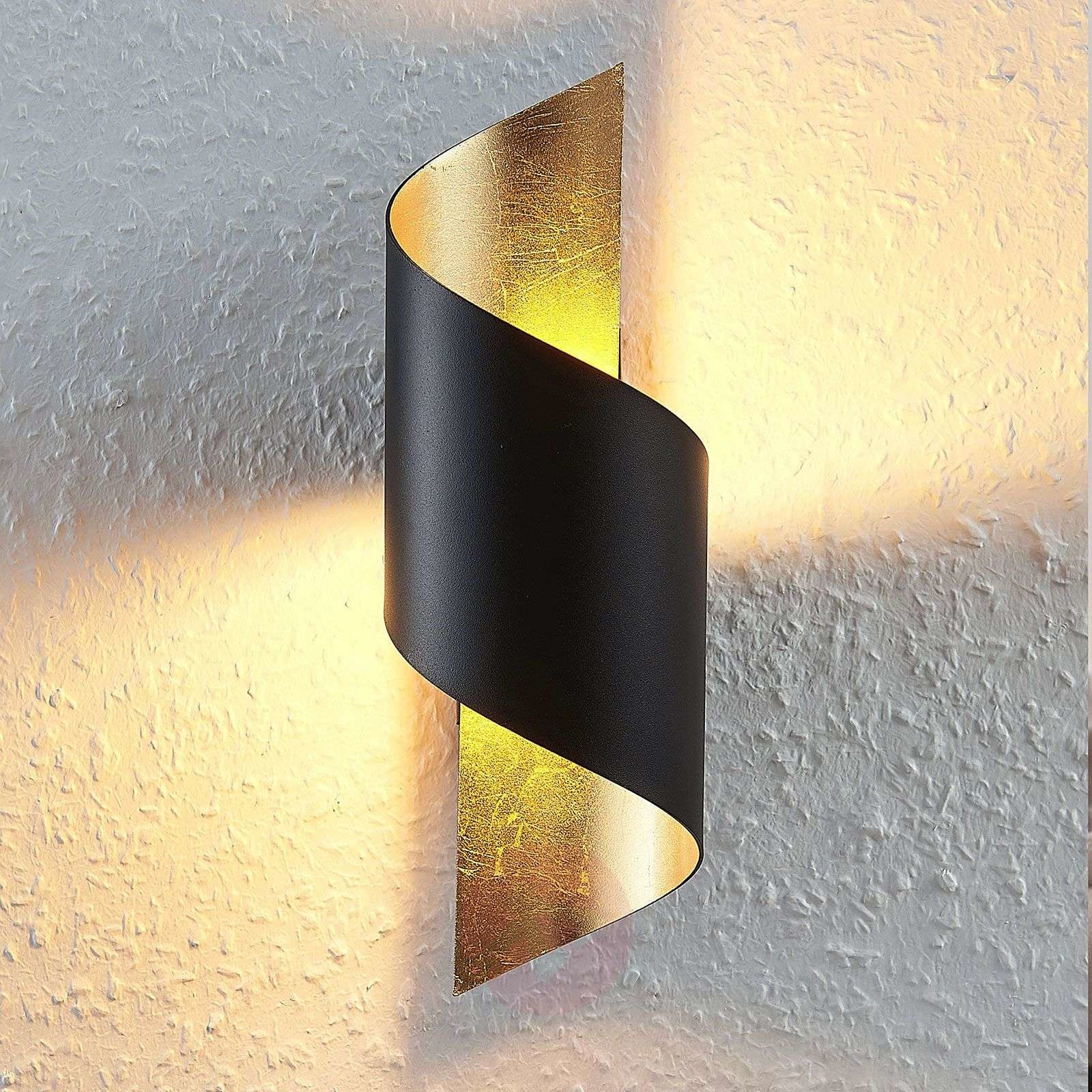 LINDBY Metalowy kinkiet LED Desirio, czarno-złoty