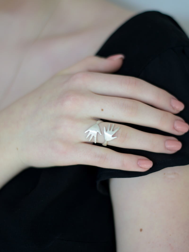 Venus Galeria Biżuteria srebrna artystyczna - Regulowany Pierścionek - Czuły uścisk