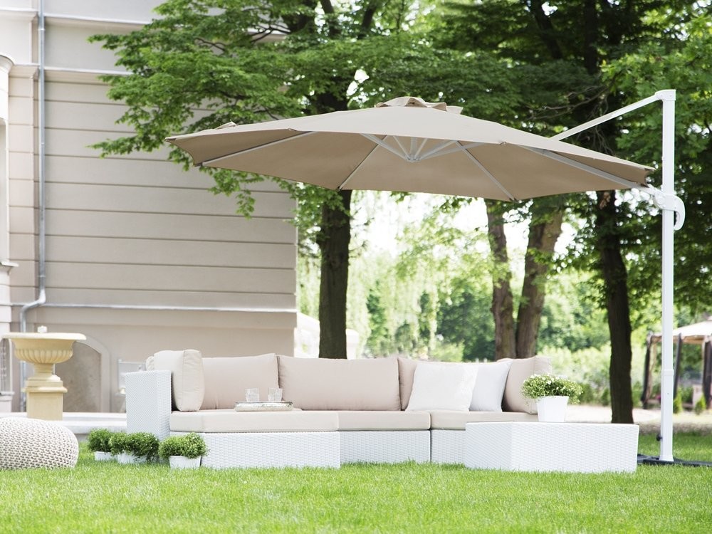 Beliani Parasol ogrodowy 300 cm mokka/biały SAVONA