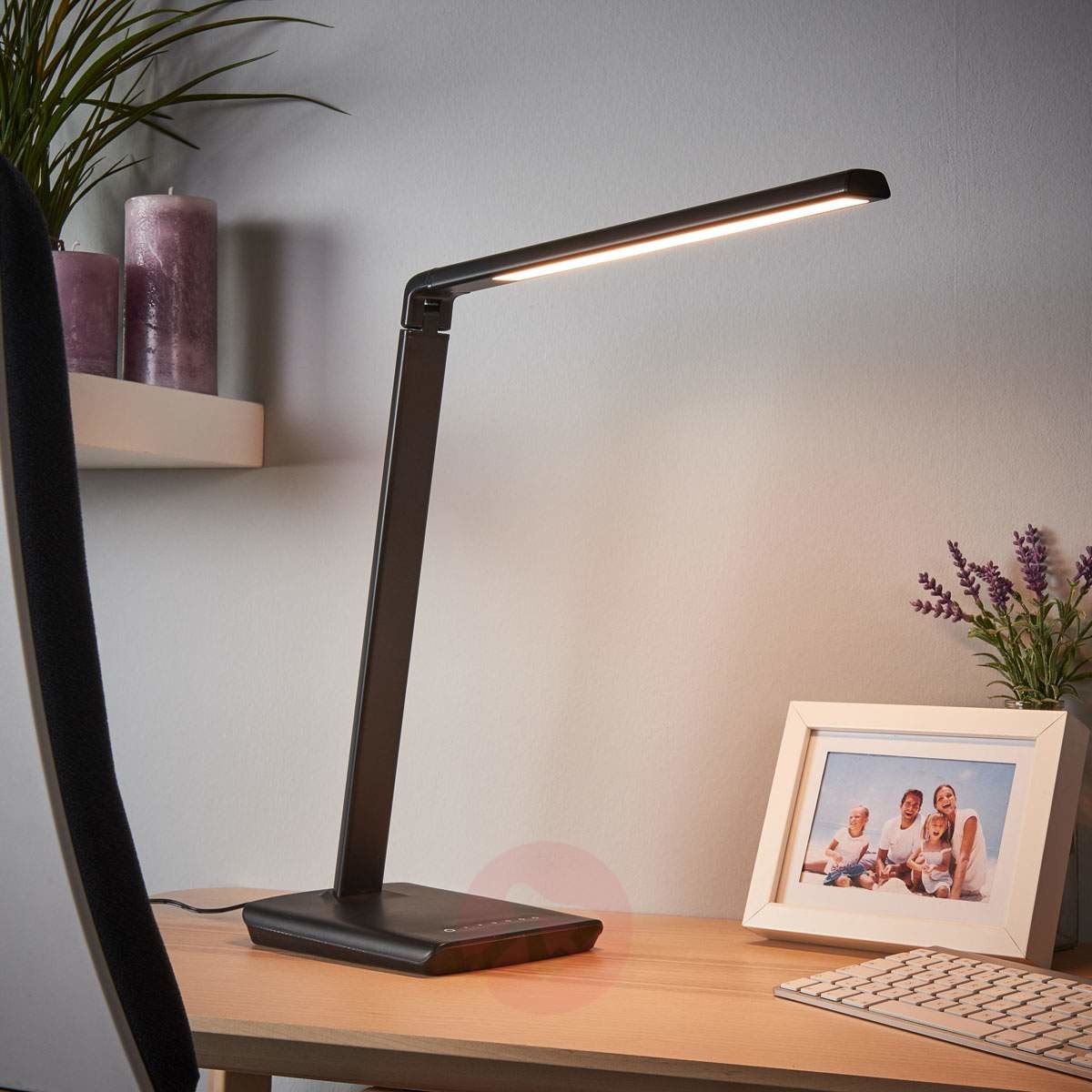 LINDBY Kuno - lampka biurkowa LED z gniazdem USB