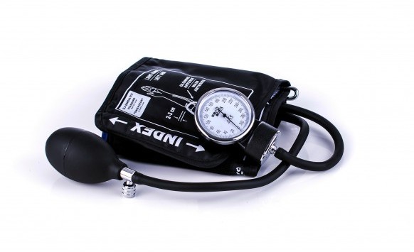 GESS Ciśnieniomierz zegarowy STANDARD bez stetoskopu, w etui Ciśnieniomierz manualny zegarowy Standard może być stosowany zarówno do użytku domowego jak i w gabinetach lekarskich. STANDARD_G