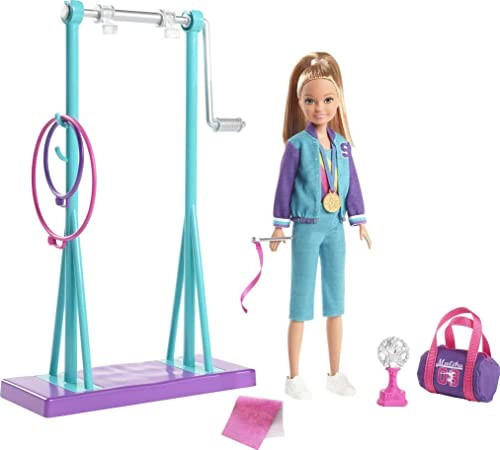 Barbie GBK59 Team Stacie zestaw do zabawy dla lalek i gimnastyki z drążkiem spinningowym i 7 akcesoriami tematycznymi, wielokolorowy GBK59