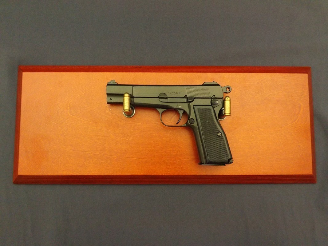 Denix SA REPLIKA PISTOLET BROWNING HP 35 NA TABLO MODEL 1235+TM+35 1235+TM+35