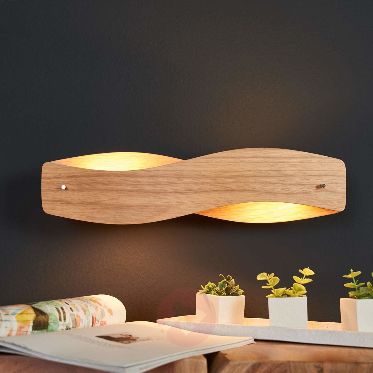 Drewniana lampa ścienna Lian, ściemniane LED