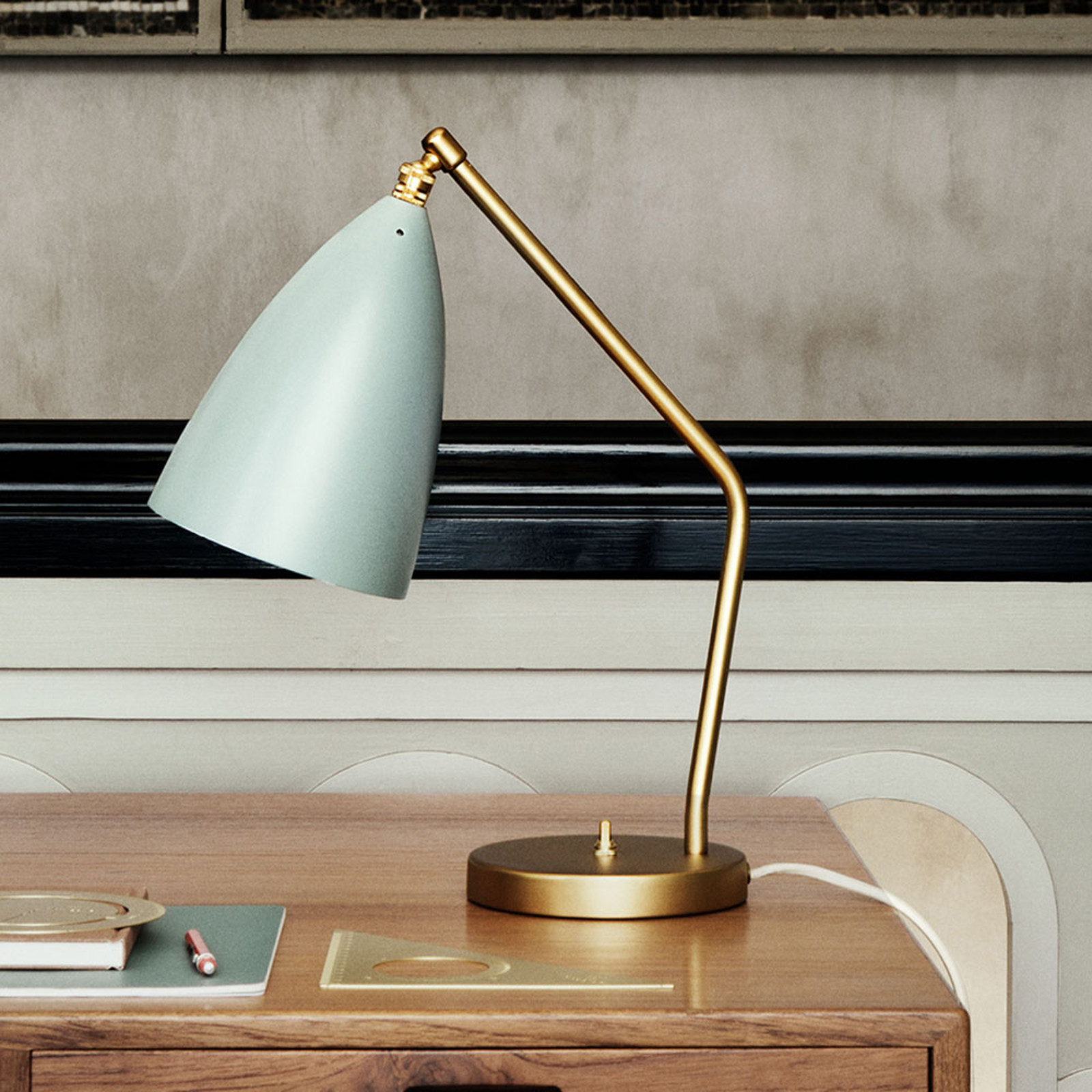 GUBI GUBI Gräshoppa lampa stołowa, niebiesko-szara