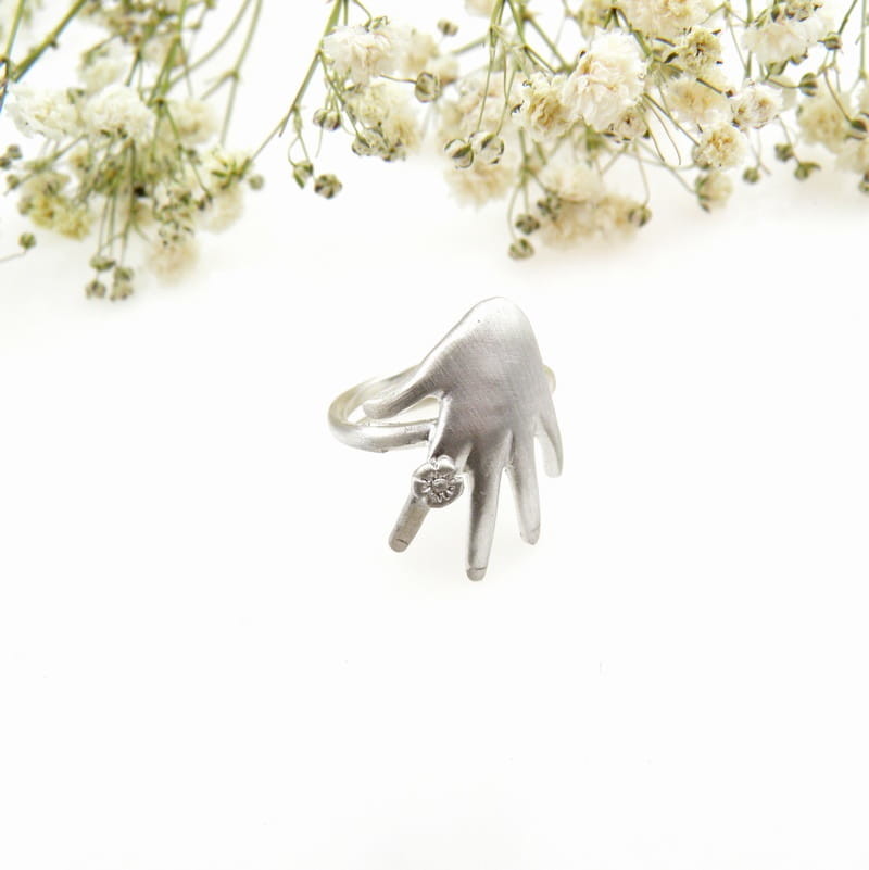 Venus Galeria Pierścionke srebrny - Czuła dłoń z kwiatuszkiem