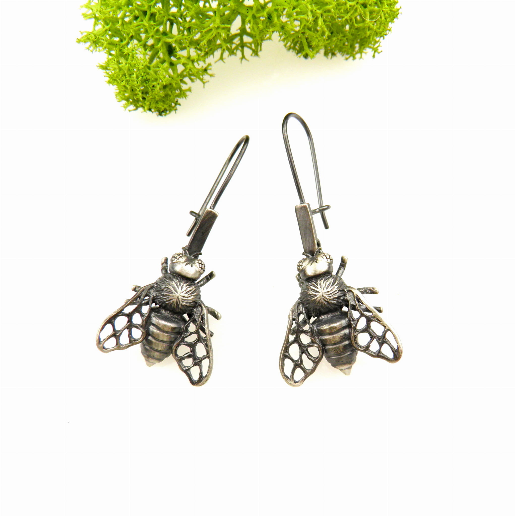 Venus Galeria Pszczoła II szara - kolczyki srebrne