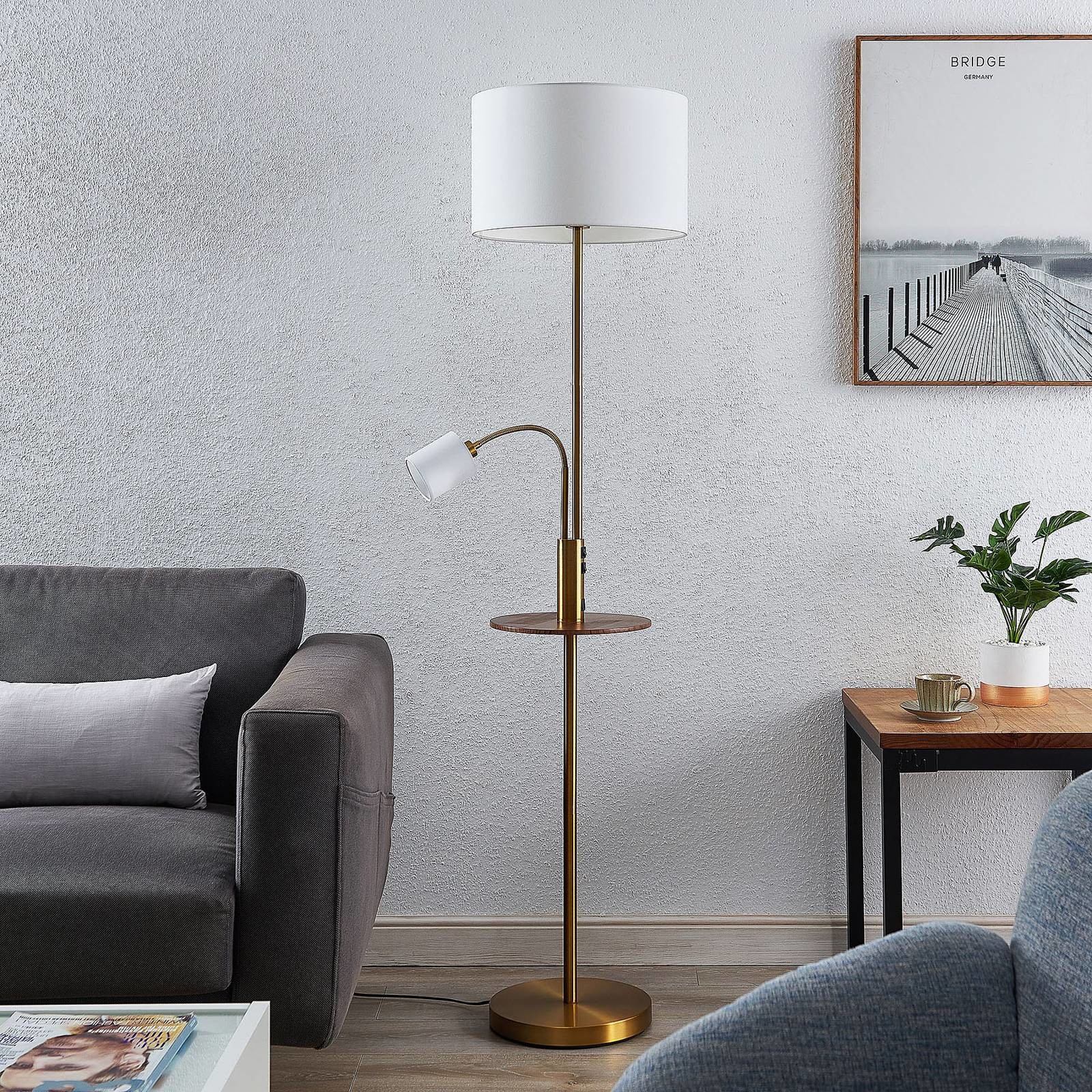 LINDBY Lindby Aovan lampa podłogowa półka i USB, brązowa