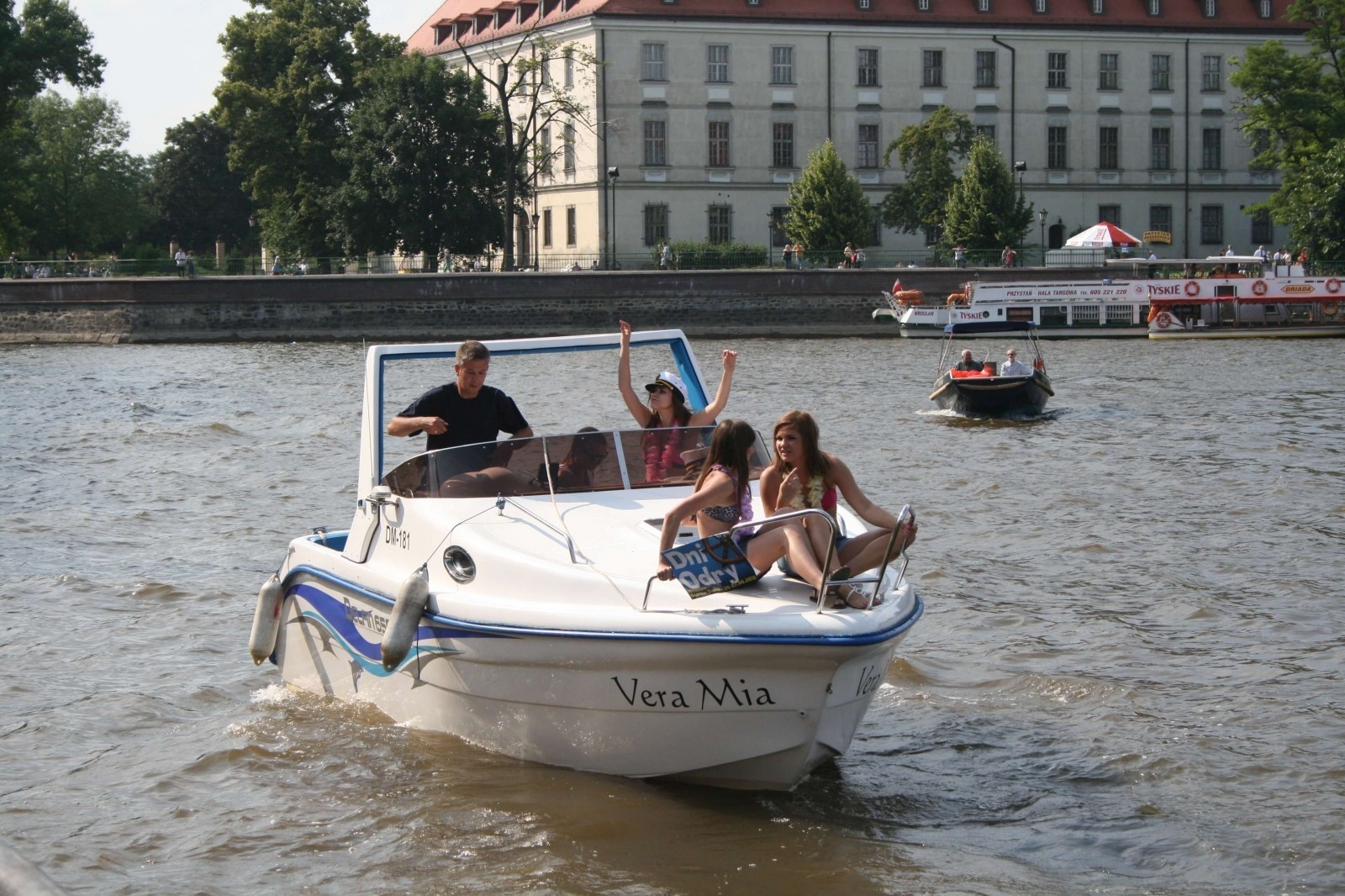 Spokojny rejs jachtem motorowym  Wrocław P0002225