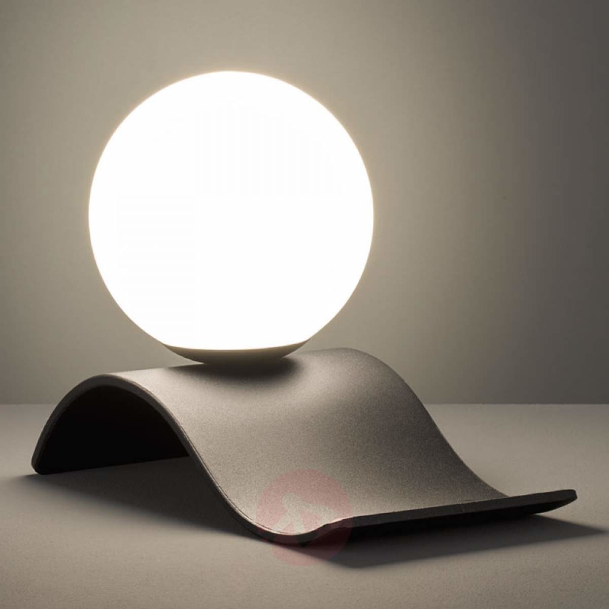 Trio Leuchten Lekko wygięta lampa stołowa Lara ze szklaną kulą
