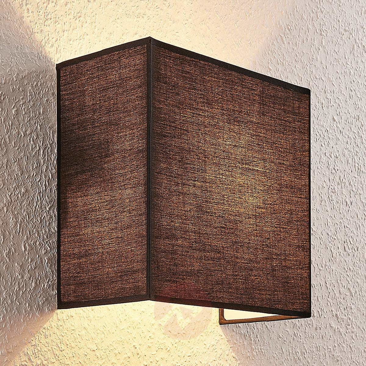 Lampenwelt com Kwadratowa lampa ścienna Adea z czarnej tkaniny