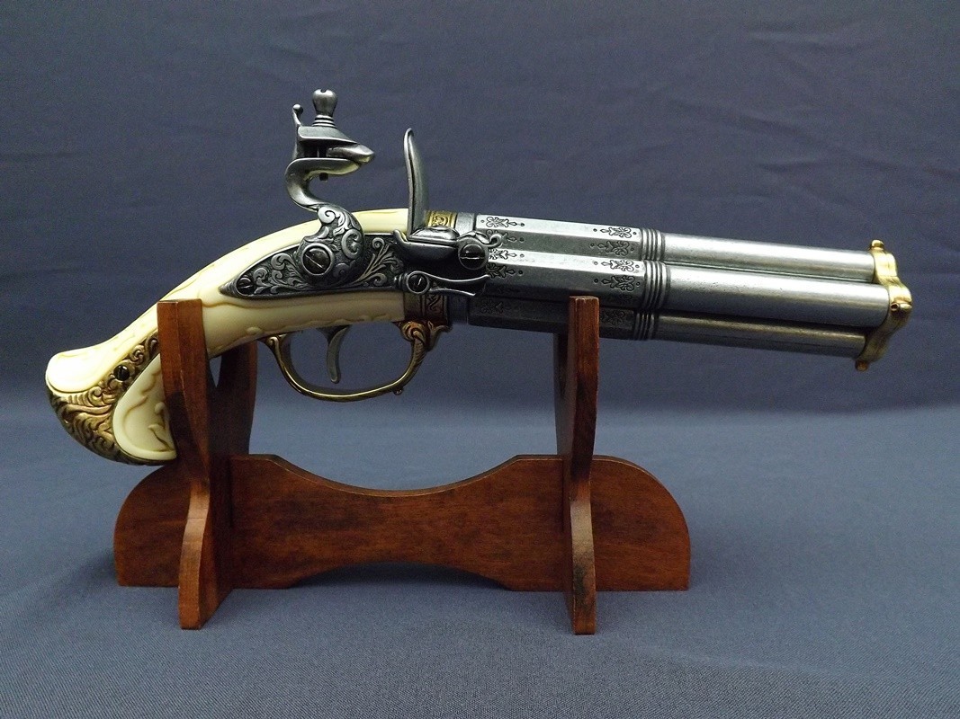 Denix SA REPLIKA NA STOJAKU CZTEROLUFOWEGO PISTOLETU MODEL 1310+801 1310+801