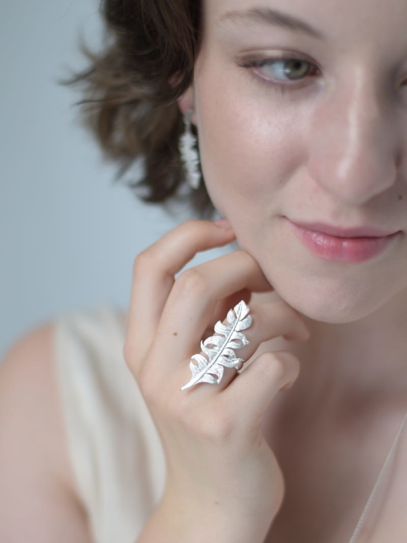 Venus Galeria Pierścionek srebrny - Pióro białe II małe