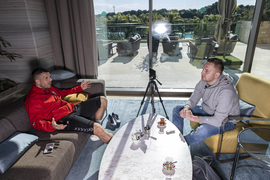 Lukas Podolski w trakcie rozmowy z dziennikarzem Przeglądu Sportowego – Łukaszem Olkowiczem.