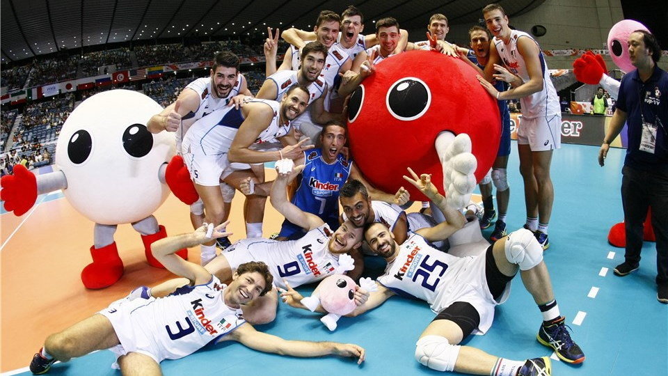 Włoscy siatkarze cieszą się z wygranej z Rosją, fot. FIVB