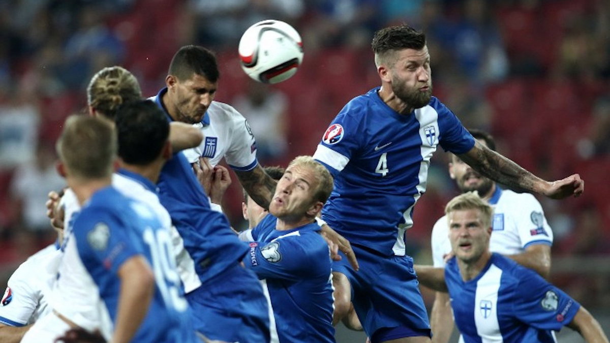 Reprezentanci Grecji w meczu z Finami, fot. PANAYIOTIS TZAMAROS / AFP