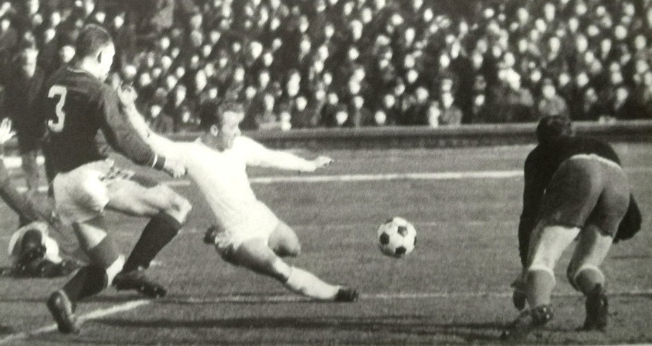 Mecz Górnika Zabrze z Duklą Praga z 20 września 1964 roku w pierwszej rundzie Pucharu Mistrzów. Erwin Wilczek (w środku) składa się do strzału. Na Stadionie Śląskim zabrzanie wygrali 3:0. Wcześniej w Pradze było 4:1 dla rywali. Po remisie w trzecim meczu w Duisburgu (0:0) o awansie mistrzów Czechosłowacji zadecydowało losowanie. 