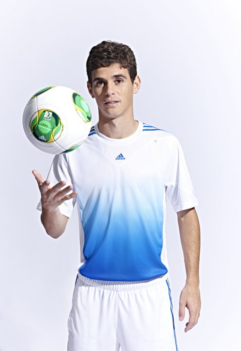 Oscar prezentuje piłkę Adidas Cafusa