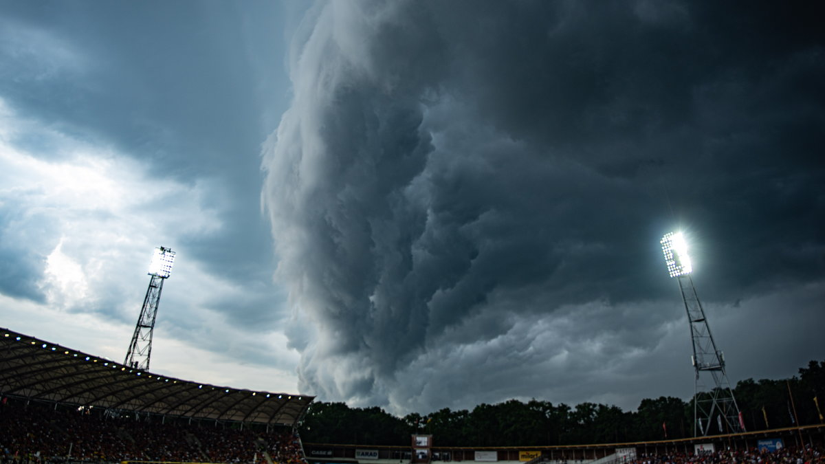 Ciemne chmury nad stadionem