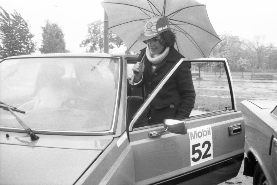 Wanda Rutkiewicz wsiada za kierownicę poloneza przed Samochodowym Rajdem Pań (1980 r.)