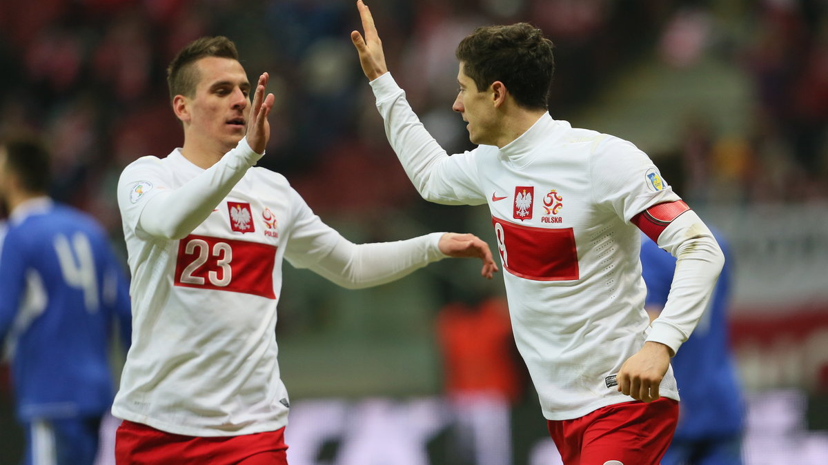 Arkadiusz Milik (L) i Robert Lewandowski (P)