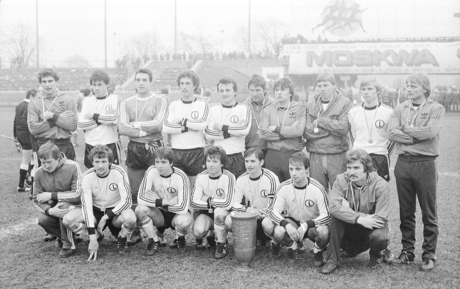 Legia Warszawa przed finałem Pucharu Polski z Lechem Poznań (1979/80). Okoński w środku dolnego rzędu